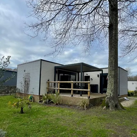 Comfortable With Heated Swimming Pool And Jacuzzi Open Year Round Gasthuis