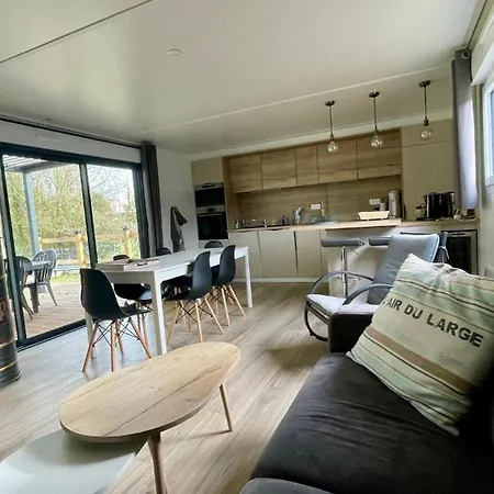 Comfortable With Heated Swimming Pool And Jacuzzi Open Year Round Gasthuis