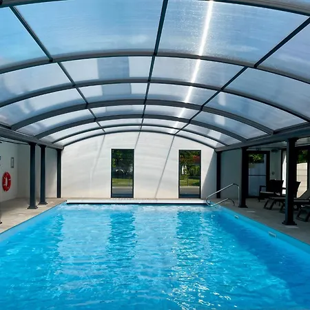 Comfortable With Heated Swimming Pool And Jacuzzi Open Year Round