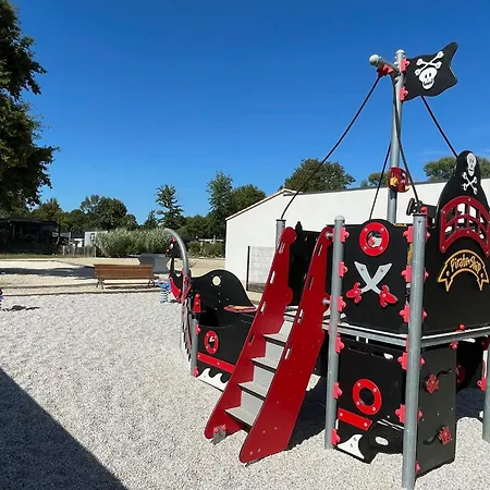 Casa de hóspedes Comfortable With Heated Swimming Pool And Jacuzzi Open Year Round