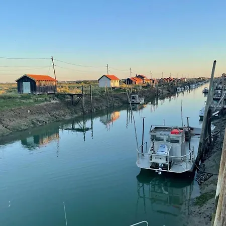 Comfortable With Heated Swimming Pool And Jacuzzi Open Year Round