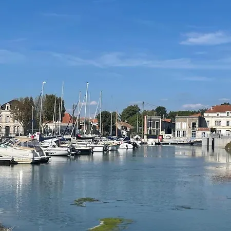 Comfortable With Heated Swimming Pool And Jacuzzi Open Year Round Casa de hóspedes