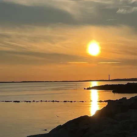 Comfortable With Heated Swimming Pool And Jacuzzi Open Year Round