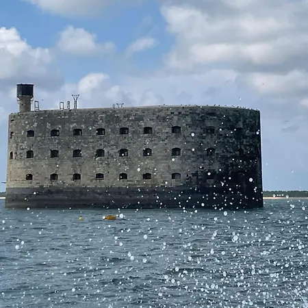 Guest house Comfortable With Heated Swimming Pool And Jacuzzi Open Year Round 3*