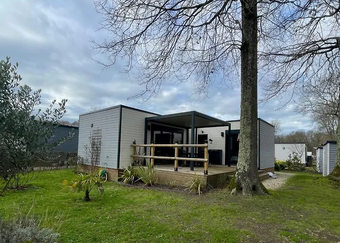 Comfortable With Heated Swimming Pool And Jacuzzi Open Year Round Guest house