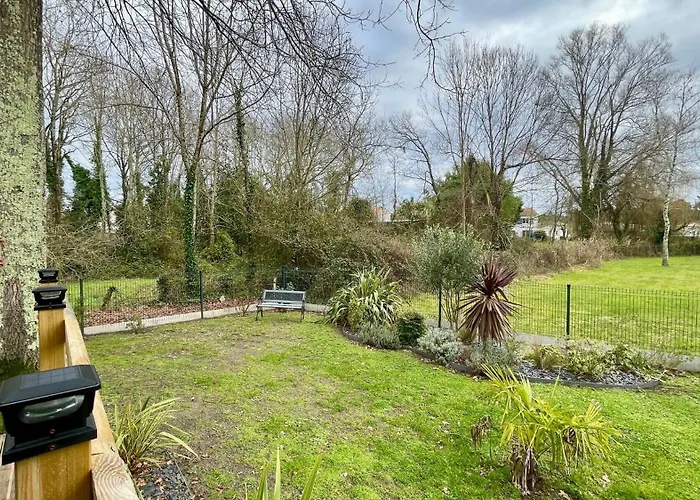 Comfortable With Heated Swimming Pool And Jacuzzi Open Year Round