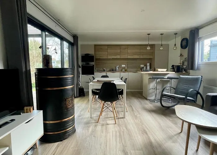 Guest house Comfortable With Heated Swimming Pool And Jacuzzi Open Year Round Les Mathes