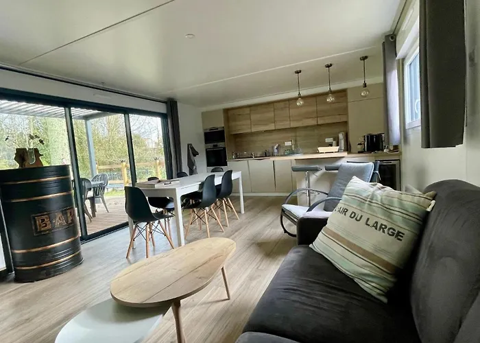 Comfortable With Heated Swimming Pool And Jacuzzi Open Year Round Guest house