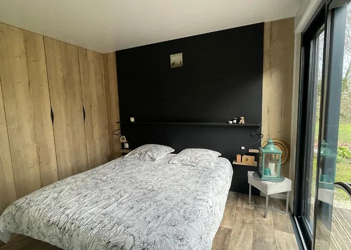 Casa de hóspedes Comfortable With Heated Swimming Pool And Jacuzzi Open Year Round