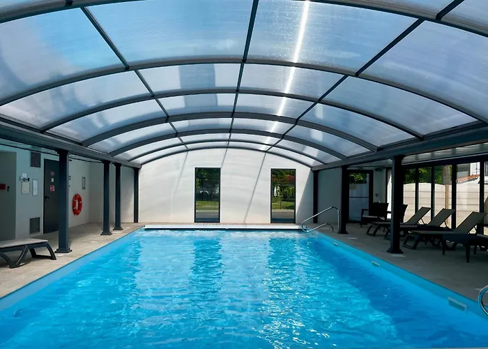 Comfortable With Heated Swimming Pool And Jacuzzi Open Year Round