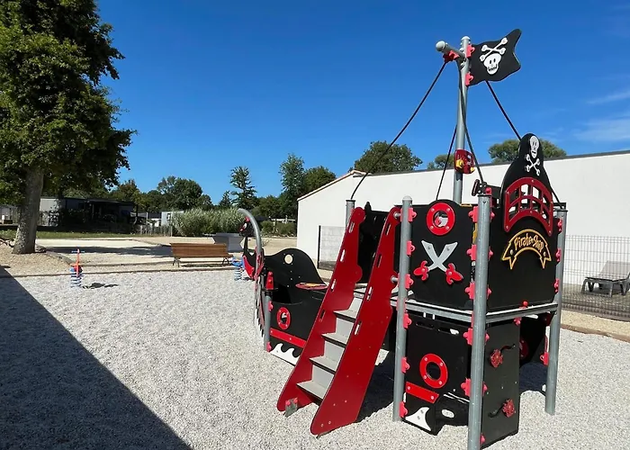 Guest house Comfortable With Heated Swimming Pool And Jacuzzi Open Year Round