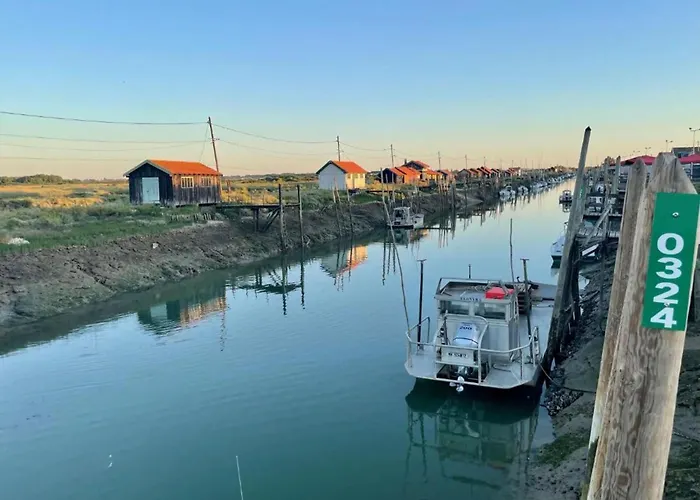 Comfortable With Heated Swimming Pool And Jacuzzi Open Year Round