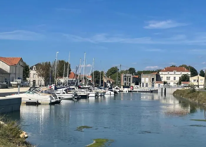 Comfortable With Heated Swimming Pool And Jacuzzi Open Year Round Casa de hóspedes