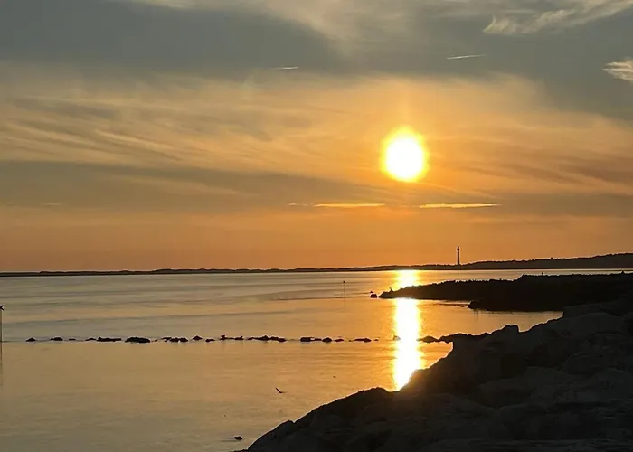 Comfortable With Heated Swimming Pool And Jacuzzi Open Year Round